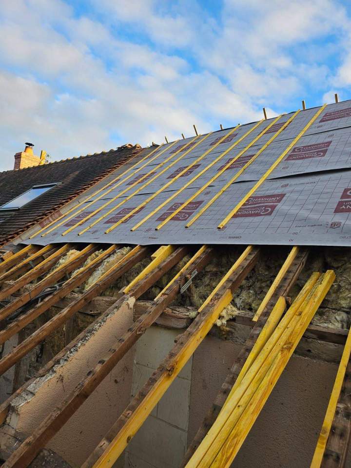 Entretien, pose de couverture et travaux de charpente.